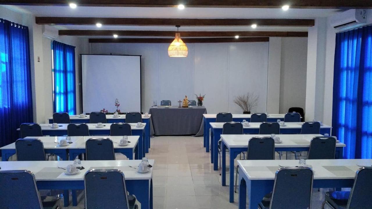 Anjo Maumere Hotel & Restaurant Buitenkant foto
