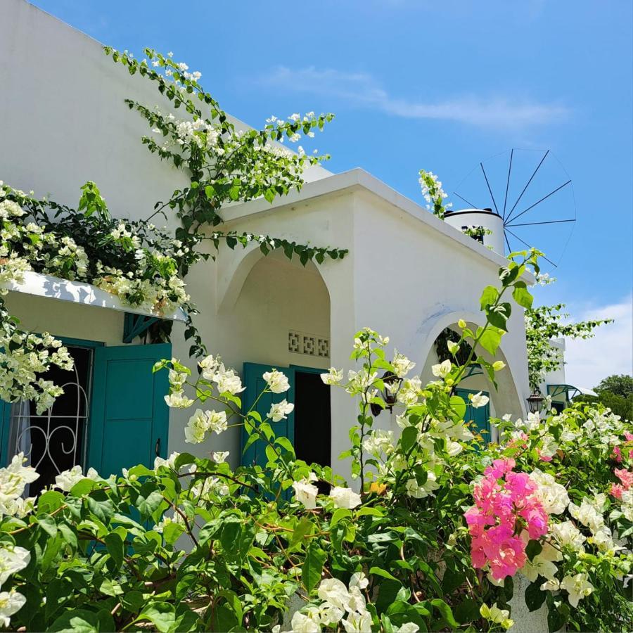 Anjo Maumere Hotel & Restaurant Buitenkant foto