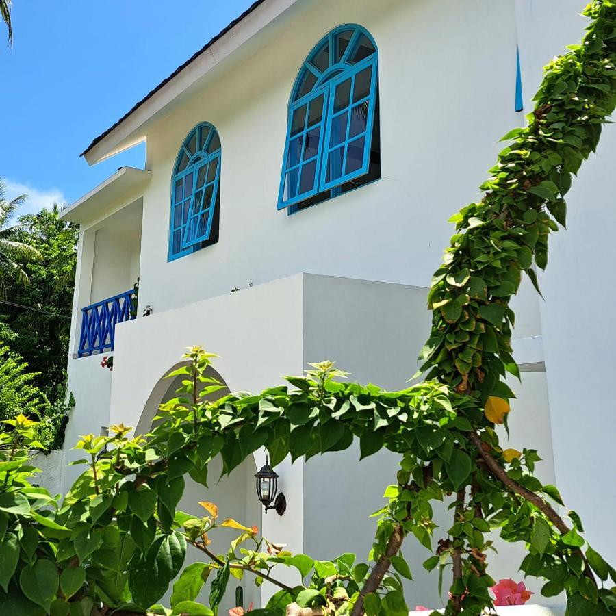 Anjo Maumere Hotel & Restaurant Buitenkant foto