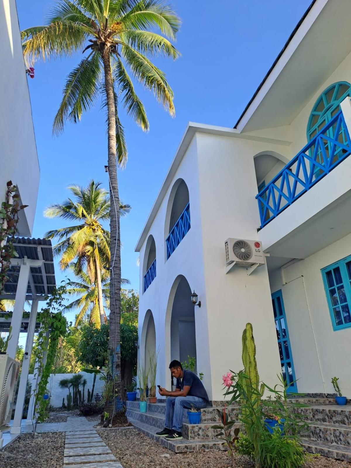 Anjo Maumere Hotel & Restaurant Buitenkant foto